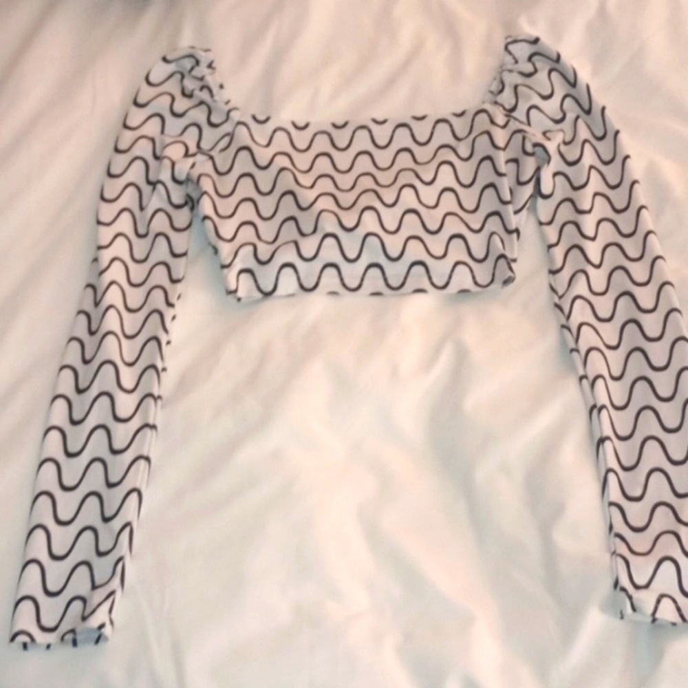 Black and white long sleeve crop top